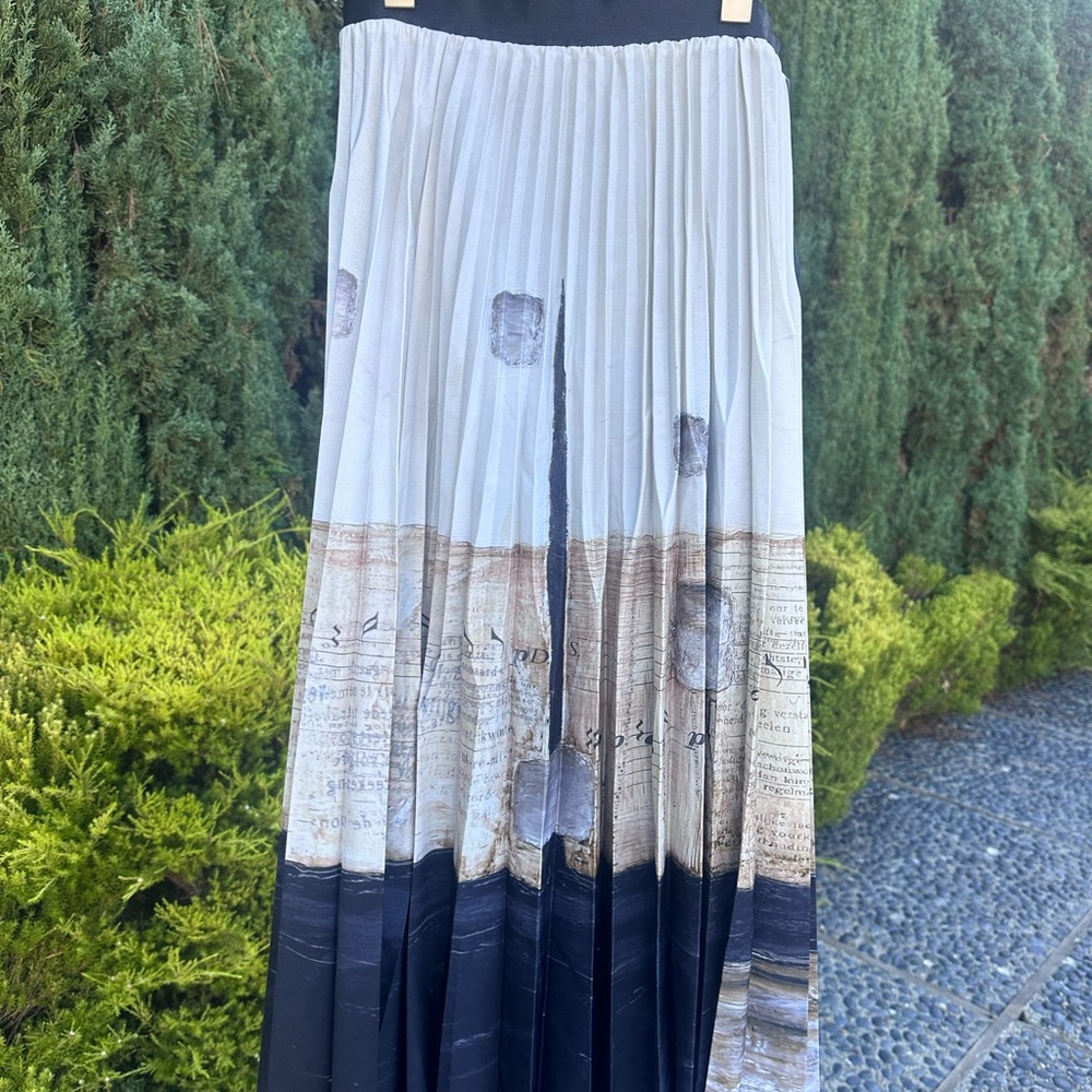 Unique Black and Cream Pleated Skirt
